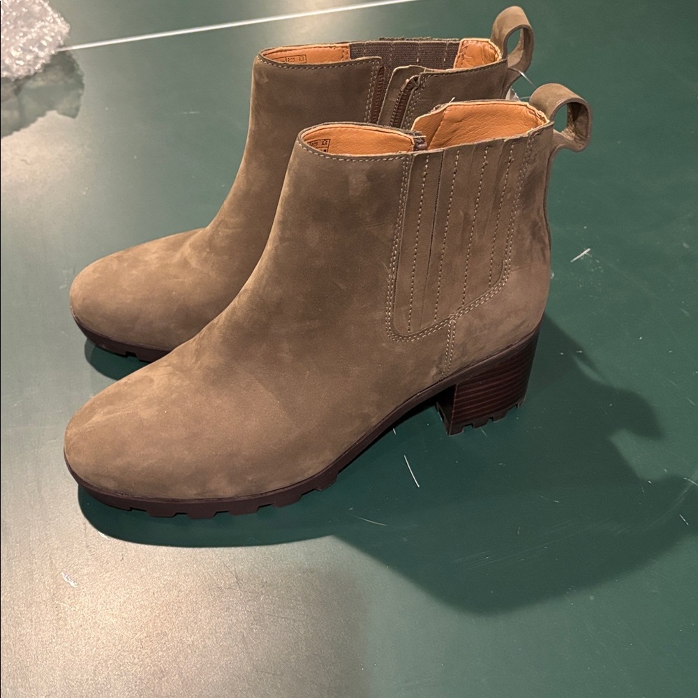 Vionic Women’s Waterproof boot - Picture 2 of 4